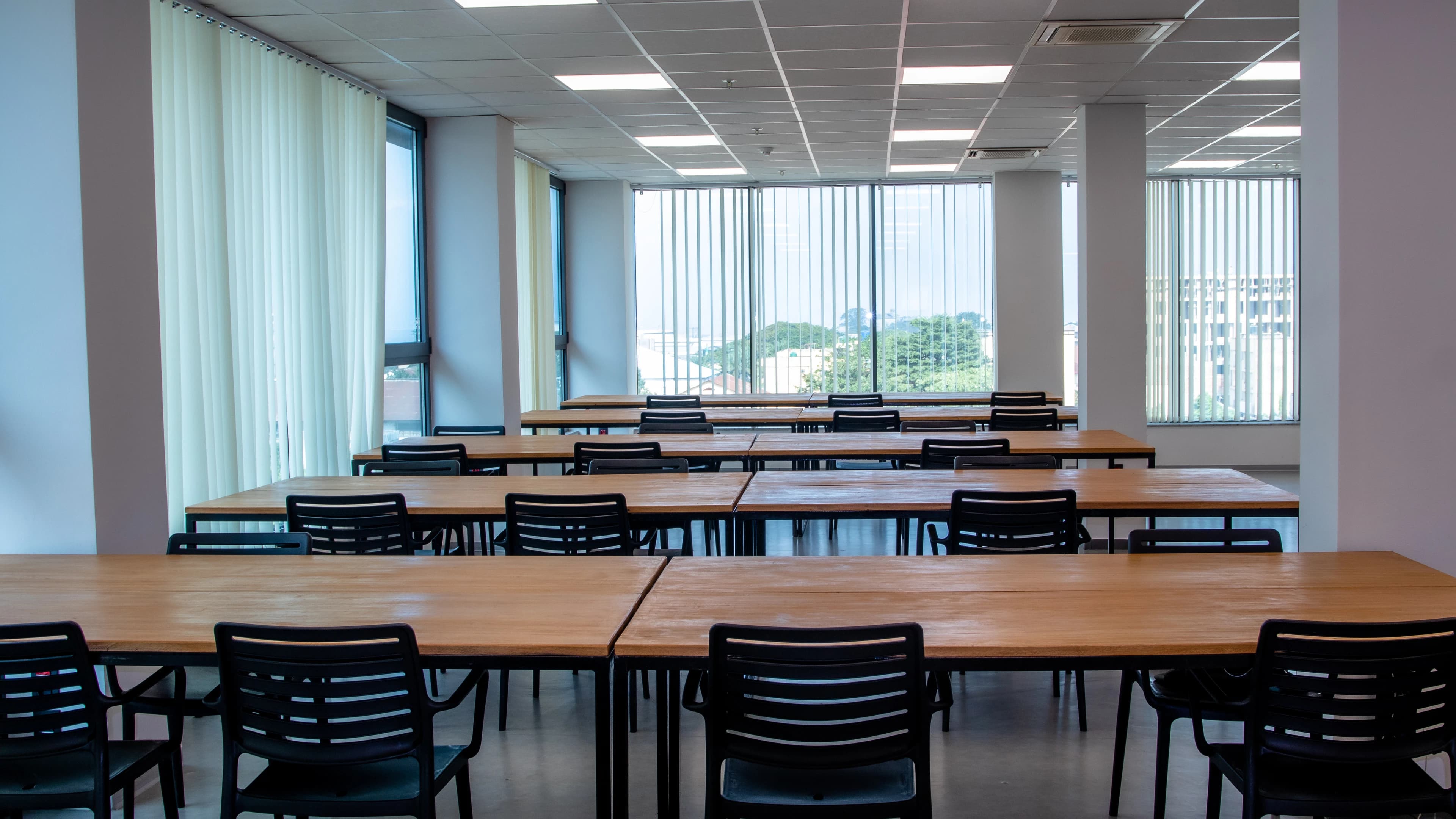 Salle de formation Kobo Hub avec tables et chaises préparées