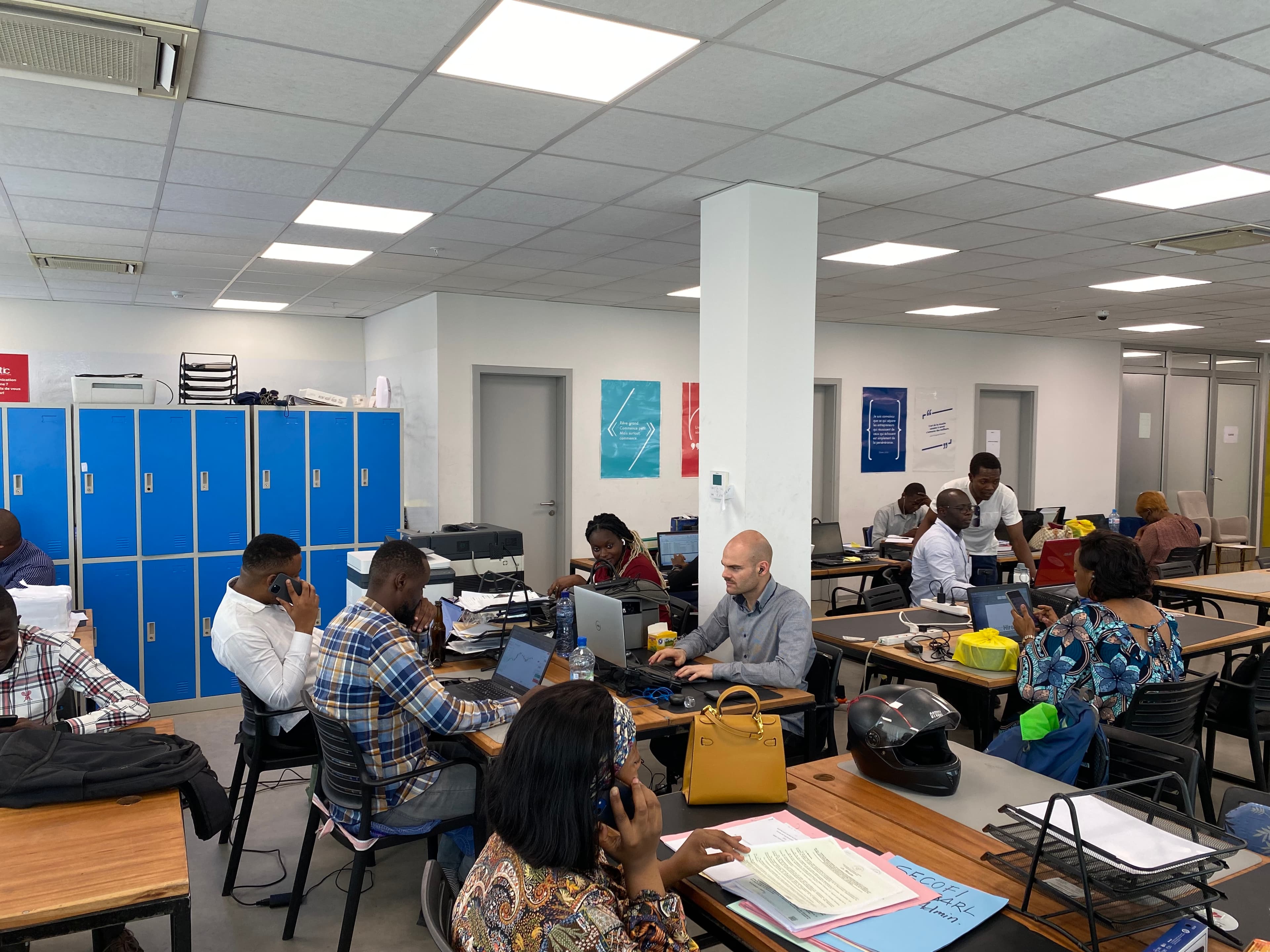 Entrepreneurs travaillant dans l'espace de coworking Kobo Space